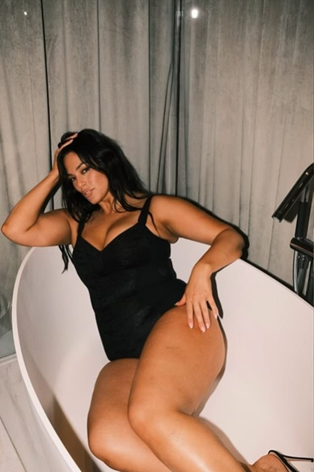 Ashley Graham razmetala se svojom zadivljujućom imovinom tijekom vikenda, dok je podijelila video iza kulisa poziranja za fotografiranje u kadi