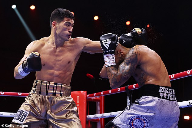 Bivol je slikao kako udara Lyndona Arthura tijekom IBO i WBA Super World borbe za naslov prvaka u poluteškoj kategoriji na kartici Dana obračuna u Saudijskoj Arabiji