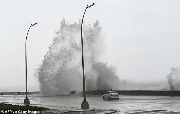 Valovi udaraju o šetalište Malecon u Havani dok prolazi uragan Milton