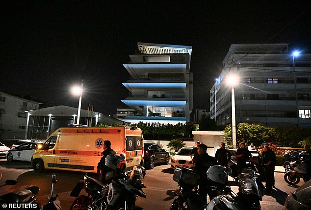 Policija osigurava područje ispred kuće britanskog Panathinaikosovog i grčkog braniča Georgea Baldocka, gdje je pronađen mrtav, u predgrađu Glyfada, Atena
