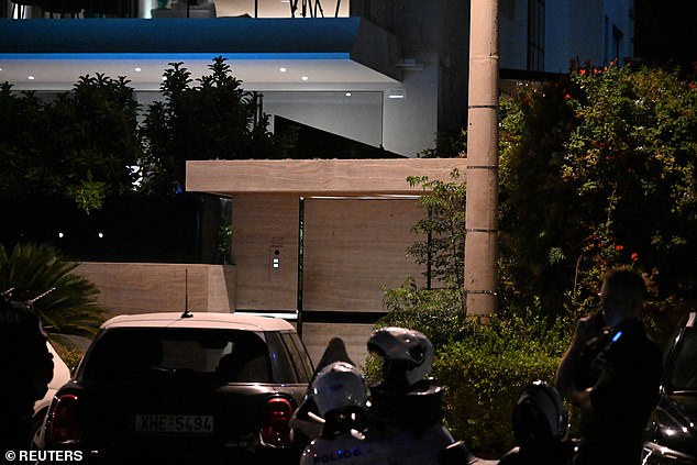 Policija osigurava područje ispred kuće britanskog Panathinaikosovog i grčkog braniča Georgea Baldocka, gdje je pronađen mrtav, u predgrađu Glyfada, Atena