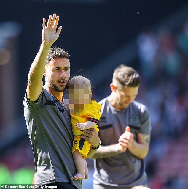 George Baldock iz Sheffield Uniteda maše navijačima uoči utakmice Premier lige između Sheffield Uniteda i Tottenham Hotspura na Bramall Laneu
