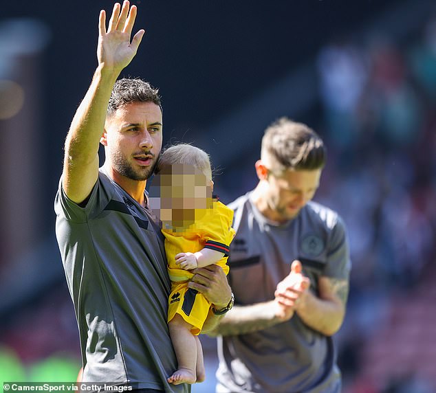 Baldock maše navijačima uoči utakmice Premier lige između Sheffield Uniteda i Tottenham Hotspura na Bramall Laneu
