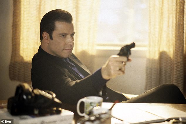 John Travolta (viđen u filmu) bio je toliko samouvjeren da se pojavio na setu Get Shortyja bez da je naučio svoje rečenice – što je dovelo do toga da su mu trebale goleme kartice s znakovima da dovrši svoje scene