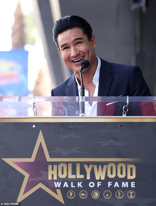 Mario Lopez pokazao je svoj bezvremenski šarm dok je u četvrtak dobio zvijezdu na Stazi slavnih u Hollywoodu