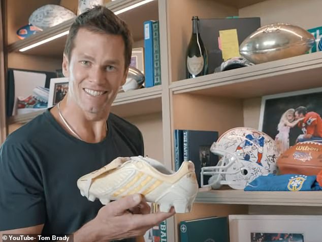 Kasnije je Brady radosno držao bijelo-zlatnu kopačku nogometne legende Davida Beckhama
