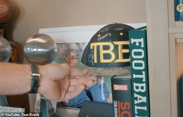 Kvoterbek je također dobio potpisanu kapu od Floyda Mayweathera nakon borbe s Conorom McGregorom