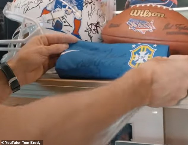 Brady je također držao brazilski dres s potpisom pokojnog, velikog Pelea, koji je preminuo 2022.