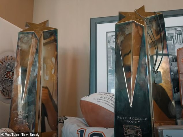 Brady je također pokazao svoje trofeje MVP Super Bowla - osvojio ih je ukupno pet u karijeri