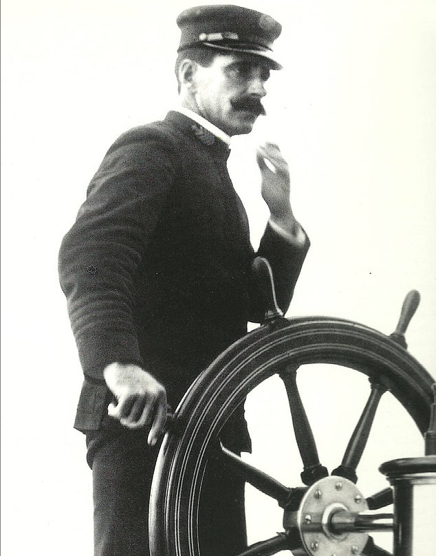Charlie Barr, na slici 1903., bio je kapetan jahti koje su tri puta osvajale America's Cup