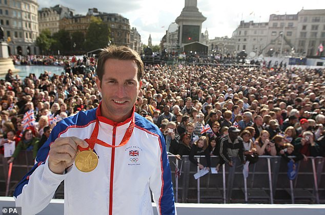 Ainslie slikan s jednom od svojih zlatnih olimpijskih medalja na londonskom Trafalgar Squareu 2008.