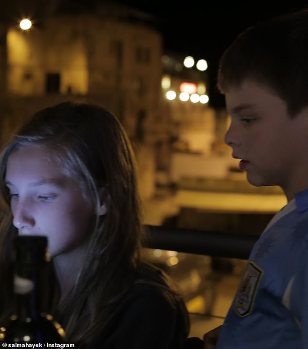 U naslovu je zvijezda napisala: 'Sretan 18. rođendan Augie, službeno si odrastao muškarac koji je upravo postao legalan barem u Meksiku i Francuskoj'