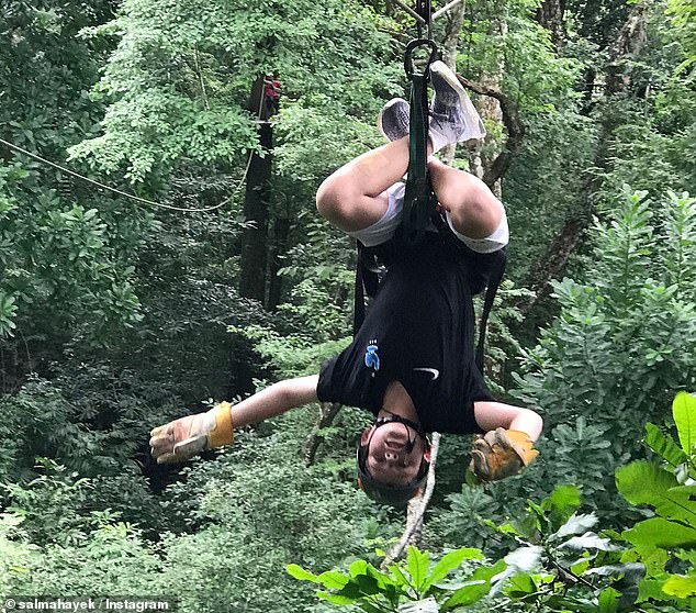 Salma je tijekom godina prenijela dodatne fotografije svog posinka, poput one kako visi naglavačke na ziplineu u šumi