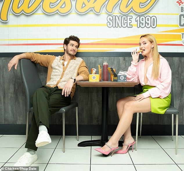 A kako je Andrew nedavno samac, slobodno može flertovati s voditeljicom Chicken Shop Date Ameliom Dimoldenberg (desno) koja ga je intervjuirala za svoj podcast koji se emitira ovog petka
