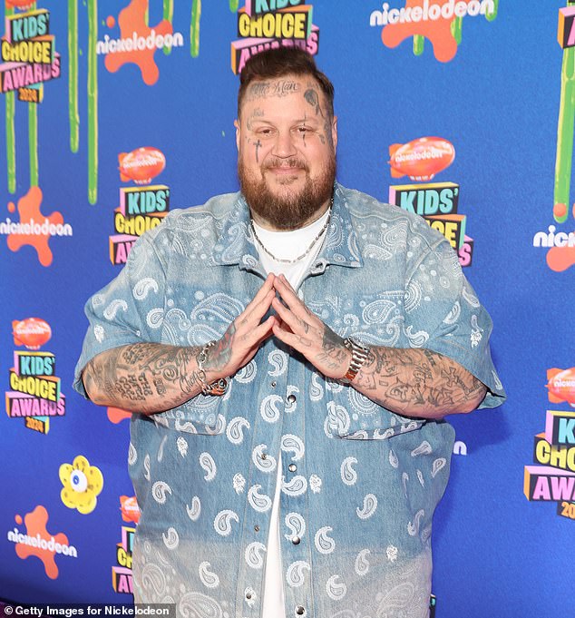 Jelly Roll, 39, otkrio je da mu je sud naredio da počne ići u Anonimne alkoholičare sa samo 14 godina