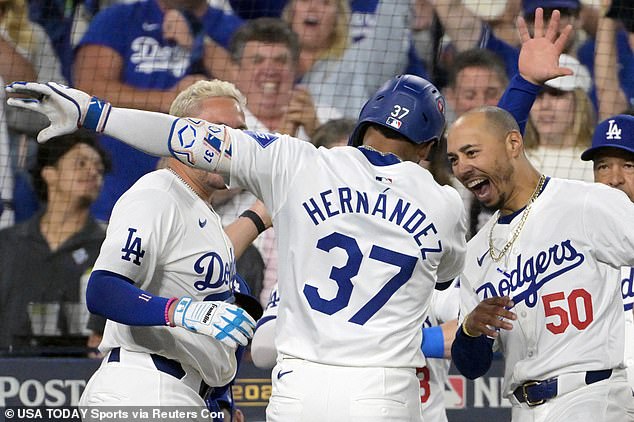 Vanjski igrač Los Angeles Dodgersa, Teoscar Hernandez (37) slavi domaći rezultat