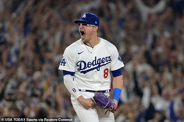 Hernandez slavi nakon pobjede nad San Diego Padresom tijekom pete utakmice NLDS-a