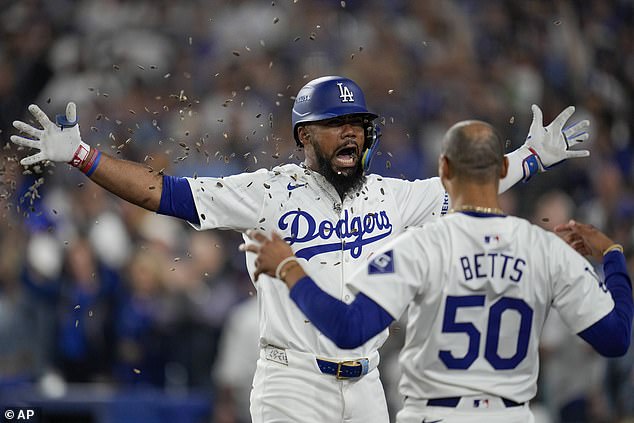 Teoscar Hernandez otišao, dobiva sjemenke suncokreta u lice kako bi proslavio svoj solo home run