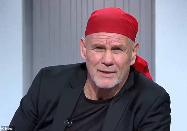 Bivši Wallaby Peter Fitzsimons pozvao je ragbi klubove da pokušaju potpisati čist dok je u Velikoj Britaniji u posjeti Mary Fowler