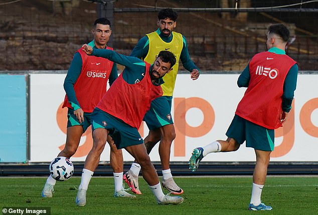 Fernandes (u sredini) se pripremao za okršaje Lige nacija sa Škotskom i Poljskom