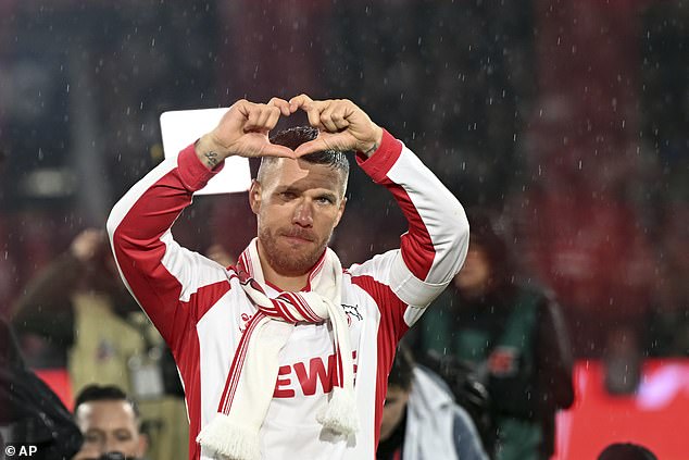 Lukas Podolski mahnuo je u suzama na pozdrav navijačima Kölna u Njemačkoj u četvrtak navečer