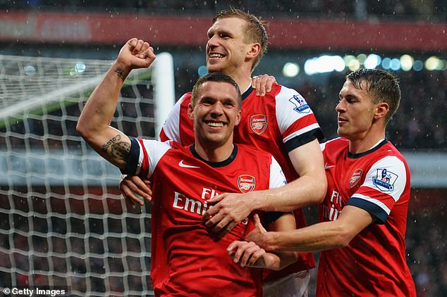 Nakon angažmana u Kölnu i Bayern Münchenu, Podolski (na slici u sredini) pridružio se Arsenalu 2012.
