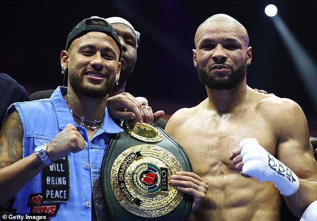 Eubank Jr je slikan kako slavi sa svojim prijateljem Neymarom nakon što je osigurao pobjedu