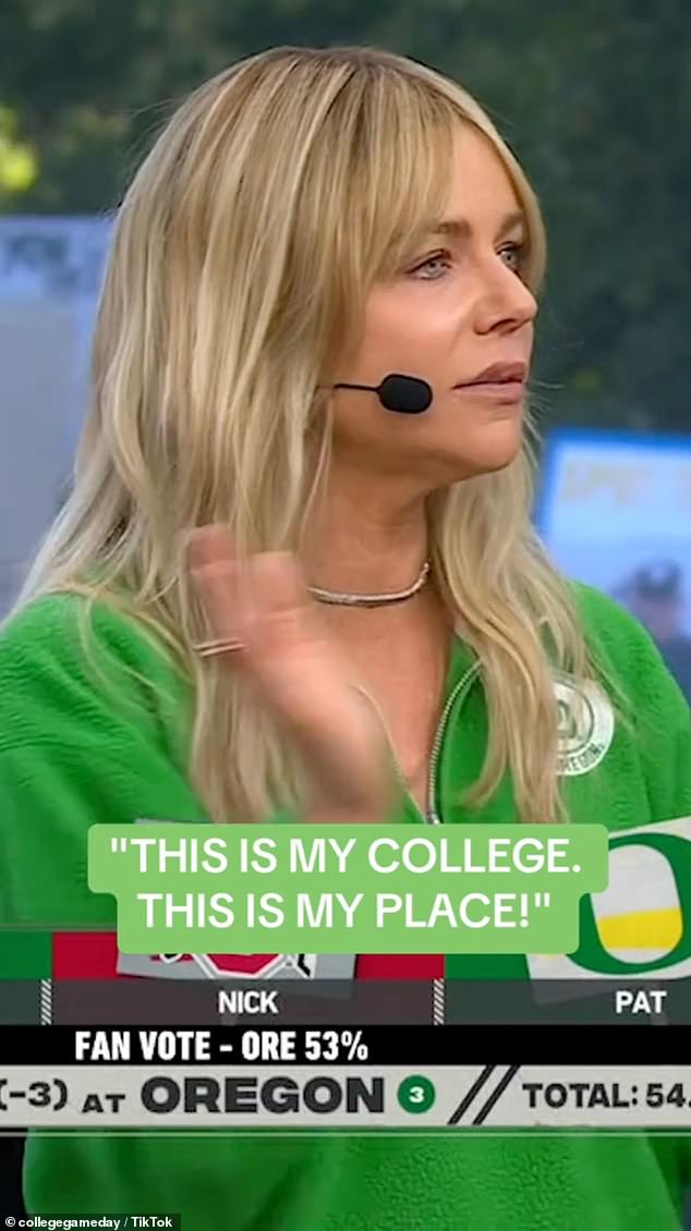 Razmetajući se svojim školskim duhom, završila je: 'Oregon Ducks cijelim putem. Oregon Ducks cijeli dan'