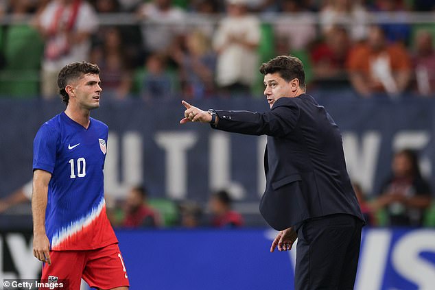 Glavni izbornik SAD-a Mauricio Pochettino razgovarao je s Christianom Pulisićem tijekom prvog poluvremena protiv Paname