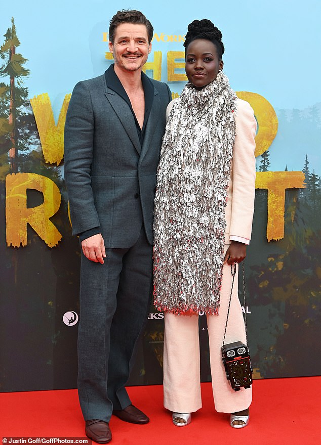 Zvijezde novog obiteljskog filma Pedro Pascal i Lupita Nyong'o također su izašli na crveni tepih za projekciju
