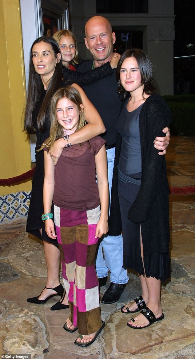 Willis i Moore bili su u braku od 1987. do 2000. i imaju troje djece; slikani su svi zajedno u listopadu 2001