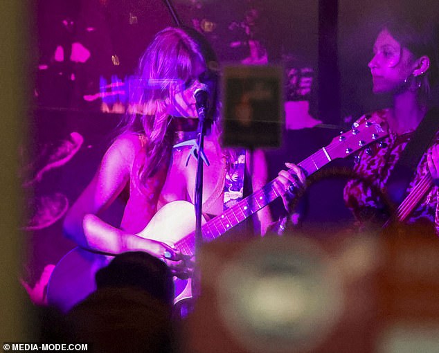 Nastupila je u Moshpit baru u Erskenvilleu sa svojim bendom Father's Favourite, podržavajući kolege indie rockere Mason's Video Club i Aloe Vera