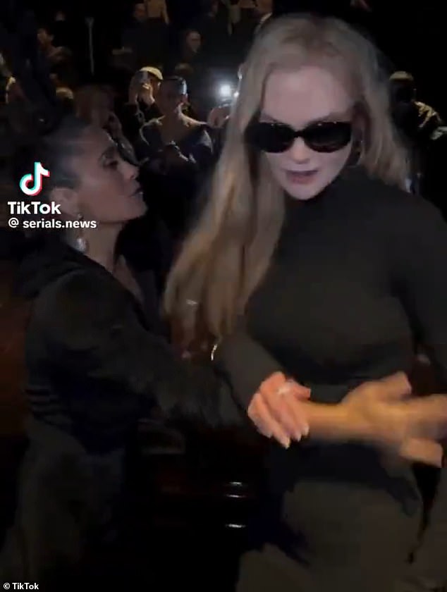 Svađa Nicole Kidman i Salme Hayek na Tjednu mode postala je viralna nakon što se činilo da su se dvije A-liste sukobile na reviji Balenciage u Parizu, a sada je mišljenje dao i stručnjak