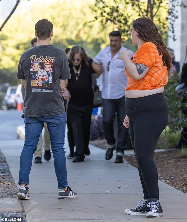 Ozzy Osbourne djelovao je slabašno dok mu je pomagao pomoćnik dok je u subotu išao na davanje autograma u Hollywoodu