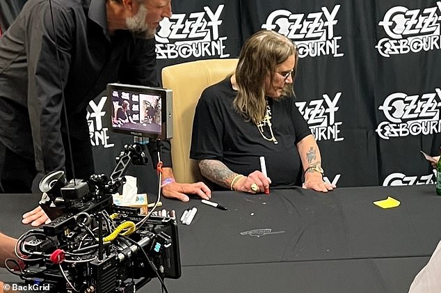 Ozzy se pripremao za potpisivanje autograma