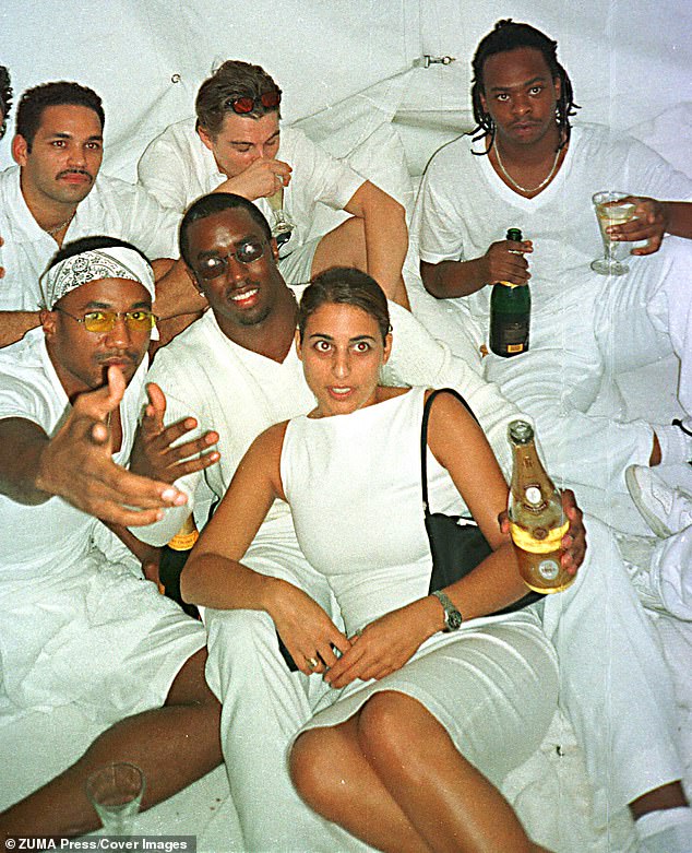 Diddy je slikan na svojoj bijeloj zabavi 1998. u Hamptonsu, gdje je navodno zlostavljao maloljetnog dječaka koji je tražio savjet o ulasku u glazbeni biznis