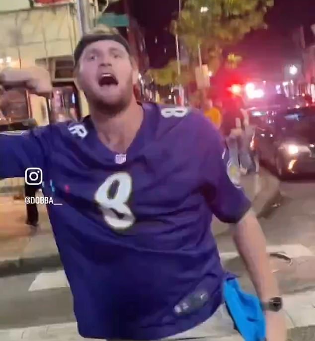 Ovaj navijač Baltimore Ravensa viđen je u nedjelju kako se tuče s dvojicom navijača Washington Commandersa