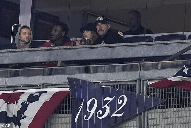 Coupe se udobno smjestio i podijelio zagrljaj dok su se pokušavali ugrijati na stadionu Yankee