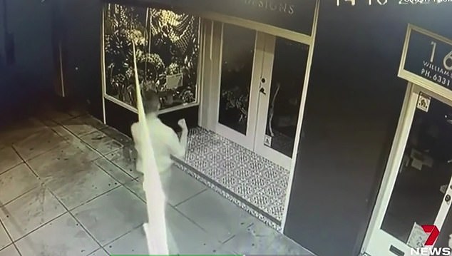 Bizarne CCTV snimke (na slici) pojavile su se nakon tvrdnji da je inženjer iz pobjedničkog tima Bathurst 1000 napadnut nakon utrke u nedjelju