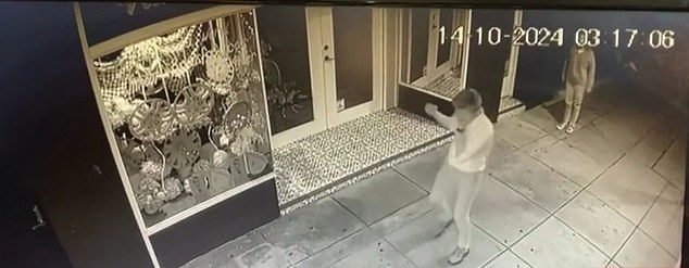 Čini se da snimka pokazuje inženjera kako se udara dok hoda ulicom Bathurst i slavi pobjedu