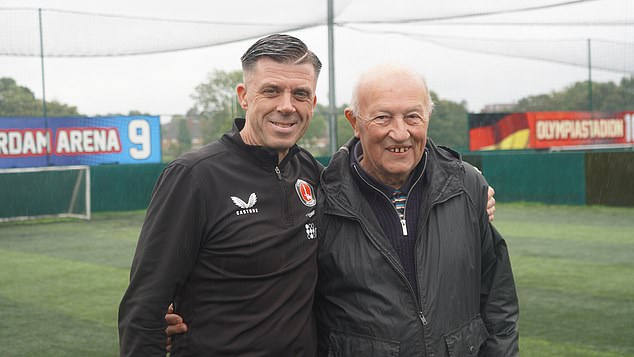 Herojski trener zajednice Charlton Matt Phillips (lijevo) ponovno se ujedinio s Alanom Fordom (78) nakon što je tijekom ljeta spasio igračev život koristeći CPR