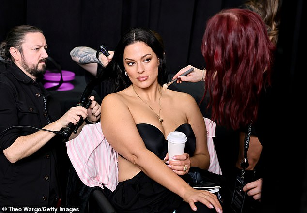 Graham je nastavio: 'Nitko ne traži ljepotu. Savršenstvo ne postoji. Svi smo mi ljudi koji žive u tijelima koja su, mislim, lijepa. I to je ono za što se nadam da je Victoria's Secret kao najveći zaključak da bi svi trebali imati donje rublje s pidžamama. I ne bi se trebalo raditi samo o veličini. Trebalo bi se raditi o tome da svi dobiju priliku da je imaju'