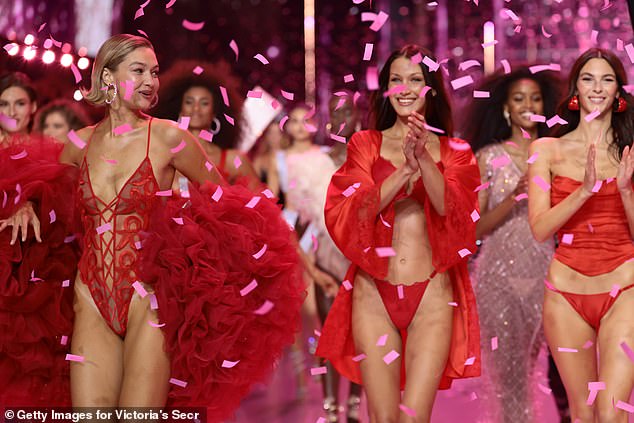Obožavatelji su oštro osudili prezentaciju Victoria¿s Secret Fashion Showa održanu u utorak u New Yorku, prvi put da je revija održana od 2018. (LR) Gigi Hadid, Bella Hadid i Vittoria Ceretti viđene tijekom svečanosti u utorak u NYC-u