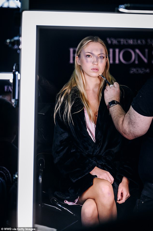 Lila je snimljena kako se sprema iza pozornice u Brooklynu za modnu reviju Victoria's Secreta ranije u utorak dok je bila okružena vizažistima