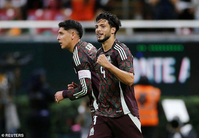 Napadač Fulhama Raul Jimenez (desno) otvorio je gol za Meksiko u prvom poluvremenu