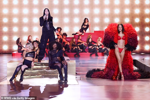 Cher i Bella Hadid na modnoj pisti Victoria's Secret modne revije održane u Brooklyn Navy Yardu 15. listopada u New Yorku