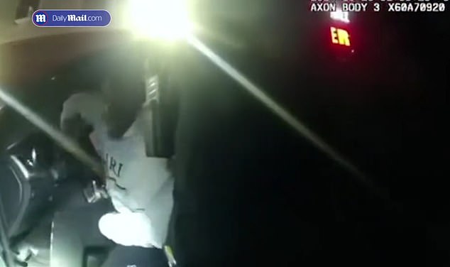 Policajci su otvorili Barmoreu vrata i zaprijetili da će 'zatvoriti' Patriota ako se ne smiri