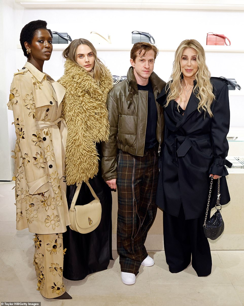 Cher i Cara pobrinule su se da poziraju s čovjekom sata - CCO Burberry grupe Danielom Leejem (2-R) - kao i glumicom Bad Monkey Jodie Turner-Smith (L)