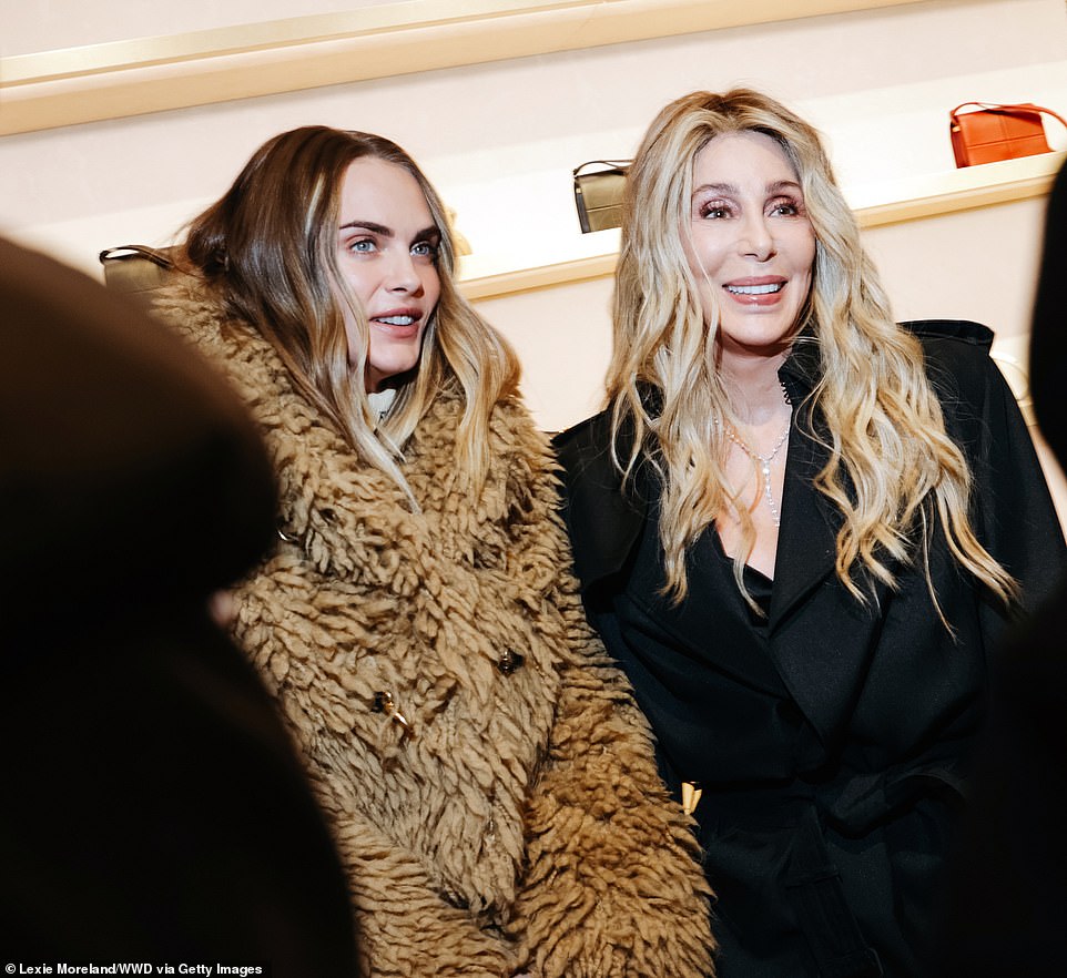 Cher (desno) i Cara Delevingne (lijevo) predvode glamurozne slavne osobe koje u srijedu prisustvuju ponovnom otvaranju nedavno renovirane Burberryjeve glavne trgovine u New Yorku u istočnoj 57. ulici u središtu Manhattana.