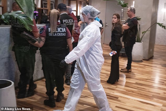 Argentinski mediji izvijestili su da je policija prethodno pozvana u hotel zbog dojava o agresivnom muškarcu za kojeg se vjeruje da je pod utjecajem droga ili alkohola